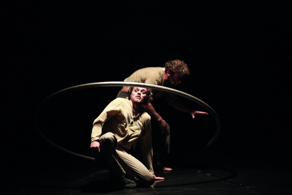 image du spectacle Respire, 2 artistes sont sur scène.