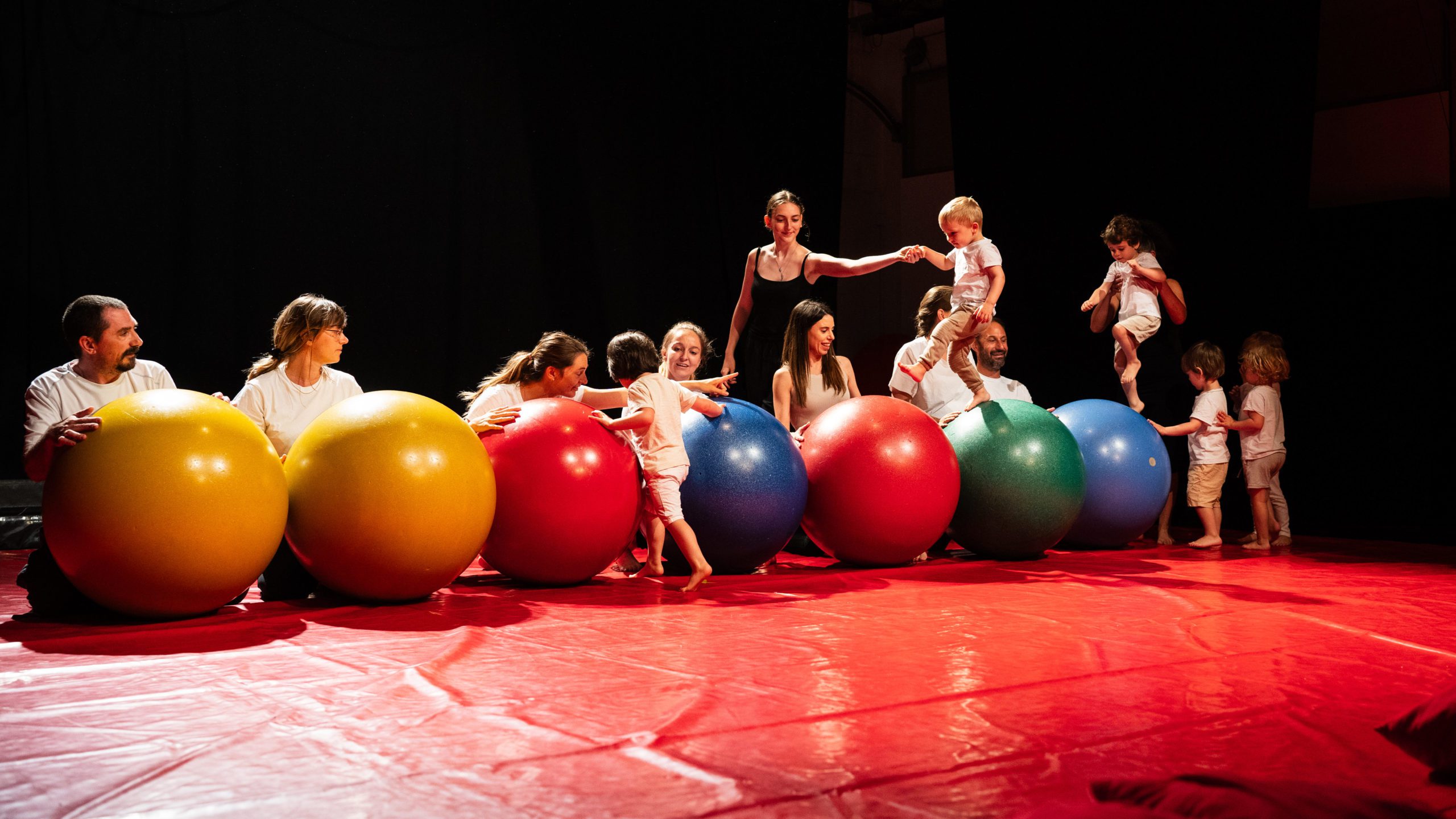 Atelier de cirque à Nyon avec les parents et leurs enfants.