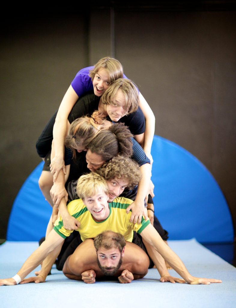 image d'acrobatie en groupe pour un cours d'ados et adultes à l'Elastique citrique