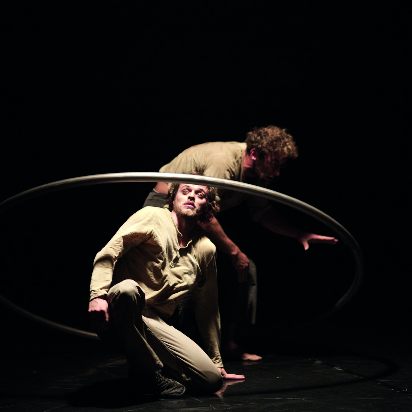 image du spectacle Respire, 2 artistes sont sur scène.