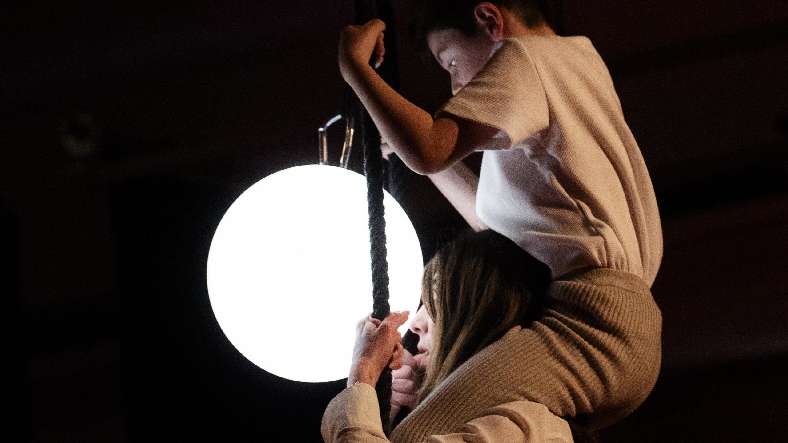 Scène ouverte de 2026, un enfant touche la lune